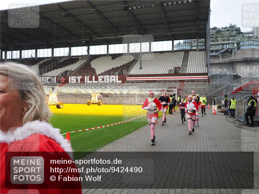 07.12.2025 - St. Pauli X-Mass-Run No. 15 Fabian Wolf http://msf.ph/oto/9424490 07.12.2025 12:07:30 Ziel 1959, 3348, 3708, 3709, 3710, 3711, 3726, 3728, 3818, 3819, 4238, 4724, 4755 meine-sportfotos.de