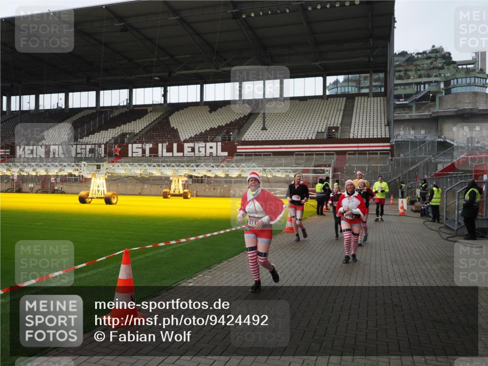 07.12.2025 - St. Pauli X-Mass-Run No. 15 Fabian Wolf http://msf.ph/oto/9424492 07.12.2025 12:07:31 Ziel 1959, 3348, 3666, 3708, 3709, 3710, 3711, 3726, 3728, 3818, 3819, 4238, 4724, 4755 meine-sportfotos.de