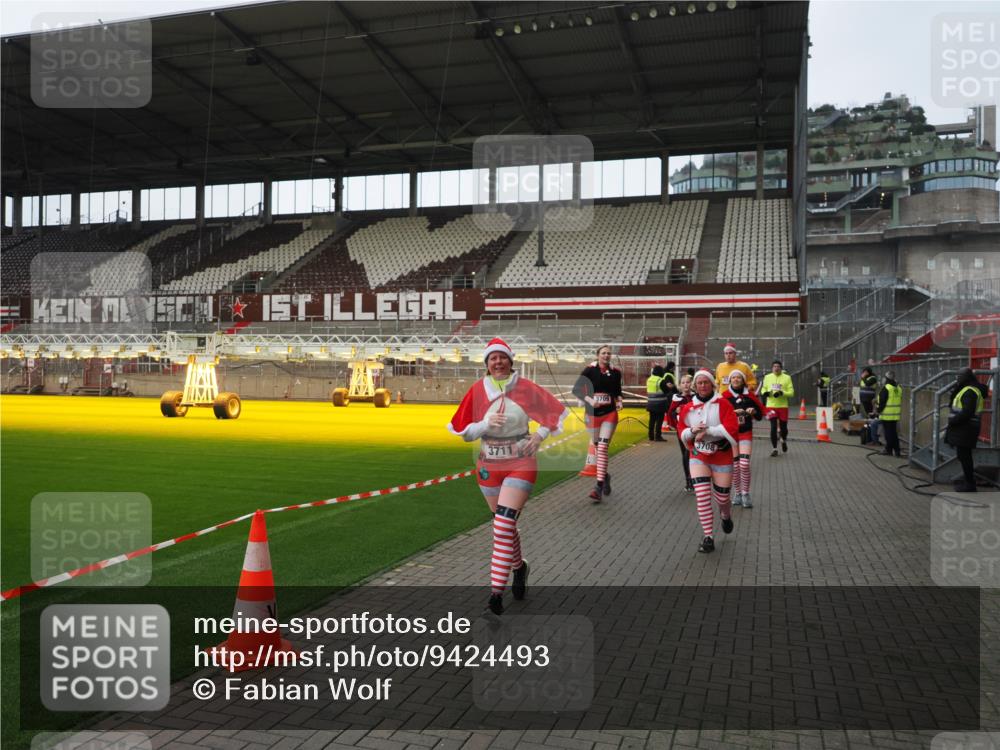 07.12.2025 - St. Pauli X-Mass-Run No. 15 Fabian Wolf http://msf.ph/oto/9424493 07.12.2025 12:07:31 Ziel 1959, 3348, 3666, 3708, 3709, 3710, 3711, 3726, 3728, 3818, 3819, 4238, 4724, 4755 meine-sportfotos.de