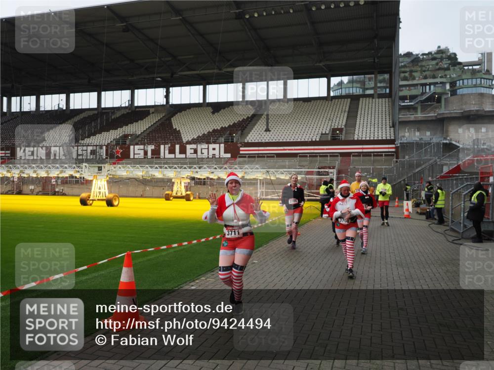07.12.2025 - St. Pauli X-Mass-Run No. 15 Fabian Wolf http://msf.ph/oto/9424494 07.12.2025 12:07:31 Ziel 1959, 3348, 3666, 3708, 3709, 3710, 3711, 3726, 3728, 3818, 3819, 4238, 4724, 4755 meine-sportfotos.de