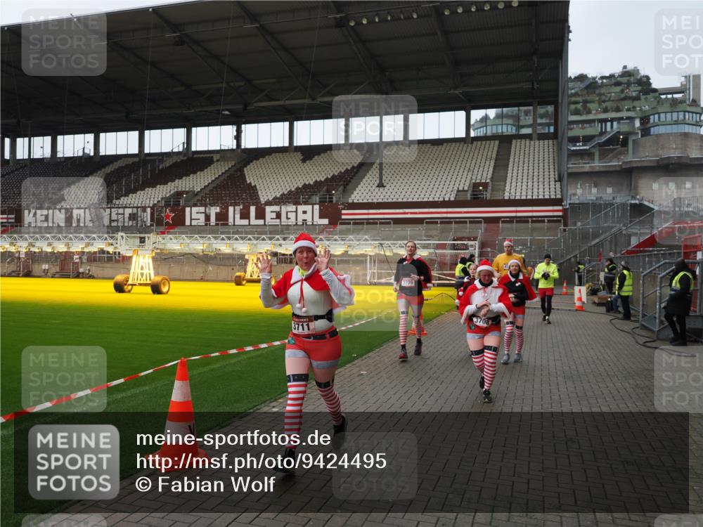 07.12.2025 - St. Pauli X-Mass-Run No. 15 Fabian Wolf http://msf.ph/oto/9424495 07.12.2025 12:07:32 Ziel 1959, 3348, 3666, 3708, 3709, 3710, 3711, 3726, 3728, 3818, 3819, 4724, 4755 meine-sportfotos.de
