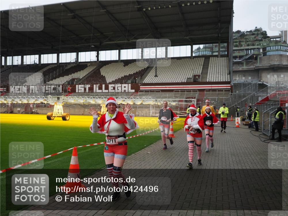 07.12.2025 - St. Pauli X-Mass-Run No. 15 Fabian Wolf http://msf.ph/oto/9424496 07.12.2025 12:07:32 Ziel 1959, 3348, 3666, 3708, 3709, 3710, 3711, 3726, 3728, 3818, 3819, 4724, 4755 meine-sportfotos.de