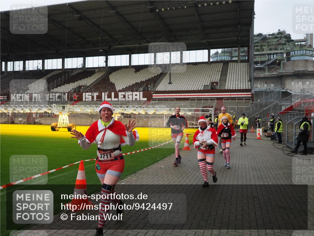 07.12.2025 - St. Pauli X-Mass-Run No. 15 Fabian Wolf http://msf.ph/oto/9424497 07.12.2025 12:07:32 Ziel 1959, 3348, 3666, 3708, 3709, 3710, 3711, 3726, 3728, 3818, 3819, 4724, 4755 meine-sportfotos.de