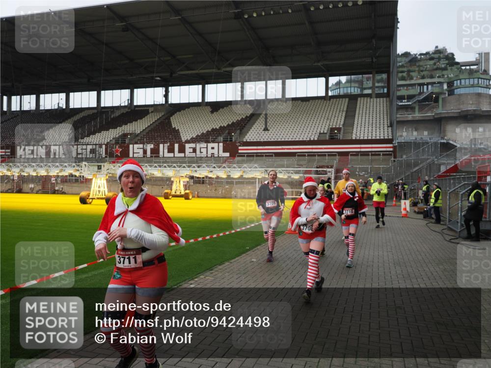 07.12.2025 - St. Pauli X-Mass-Run No. 15 Fabian Wolf http://msf.ph/oto/9424498 07.12.2025 12:07:32 Ziel 1959, 3348, 3666, 3708, 3709, 3710, 3711, 3726, 3728, 3818, 3819, 4724, 4755 meine-sportfotos.de