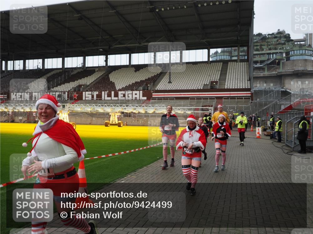 07.12.2025 - St. Pauli X-Mass-Run No. 15 Fabian Wolf http://msf.ph/oto/9424499 07.12.2025 12:07:32 Ziel 1959, 3348, 3666, 3708, 3709, 3710, 3711, 3726, 3728, 3818, 3819, 4724, 4755 meine-sportfotos.de