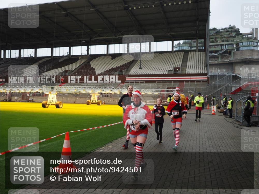 07.12.2025 - St. Pauli X-Mass-Run No. 15 Fabian Wolf http://msf.ph/oto/9424501 07.12.2025 12:07:33 Ziel 1959, 3348, 3666, 3708, 3709, 3710, 3711, 3726, 3728, 3818, 3819, 4724, 4755 meine-sportfotos.de