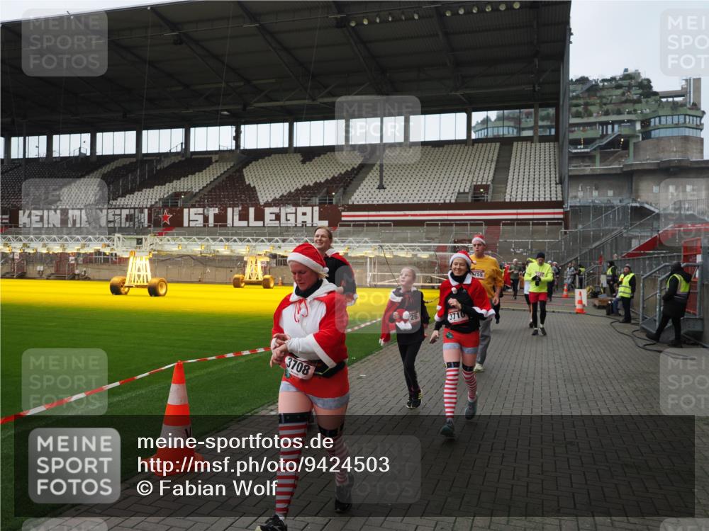 07.12.2025 - St. Pauli X-Mass-Run No. 15 Fabian Wolf http://msf.ph/oto/9424503 07.12.2025 12:07:33 Ziel 1959, 3348, 3666, 3708, 3709, 3710, 3711, 3726, 3728, 3818, 3819, 4724, 4755 meine-sportfotos.de