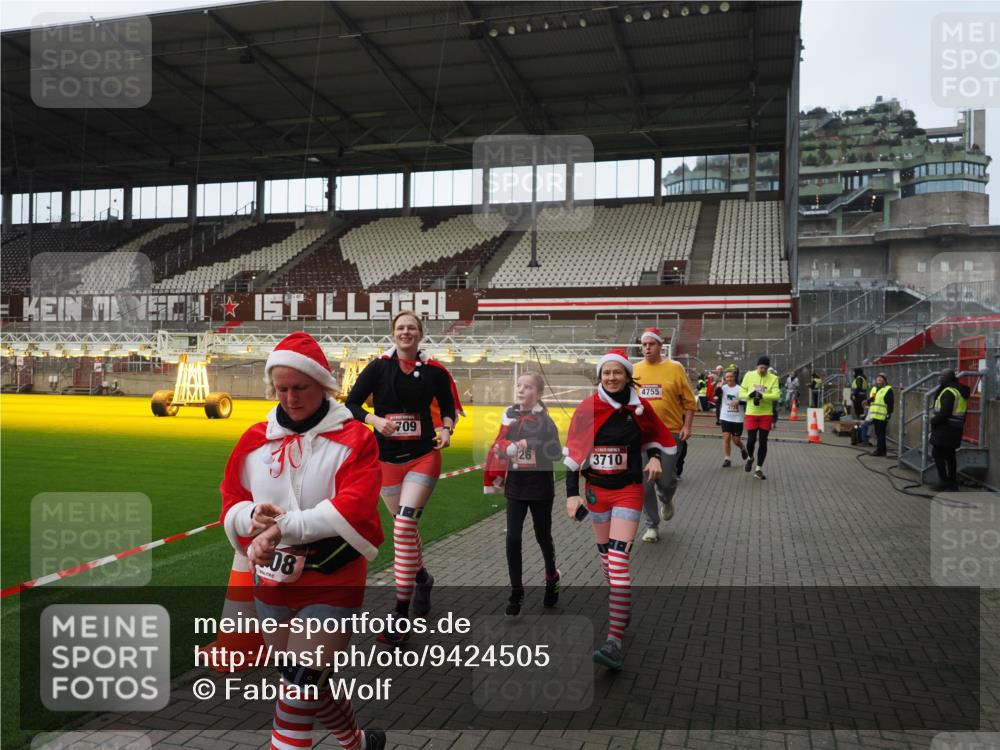07.12.2025 - St. Pauli X-Mass-Run No. 15 Fabian Wolf http://msf.ph/oto/9424505 07.12.2025 12:07:34 Ziel 1959, 3348, 3666, 3708, 3709, 3710, 3711, 3726, 3728, 3818, 3819, 4724, 4755, 4786, 4791, 4792 meine-sportfotos.de