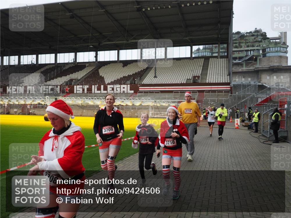 07.12.2025 - St. Pauli X-Mass-Run No. 15 Fabian Wolf http://msf.ph/oto/9424506 07.12.2025 12:07:34 Ziel 1959, 3348, 3666, 3708, 3709, 3710, 3711, 3726, 3728, 3818, 3819, 4724, 4755, 4786, 4791, 4792 meine-sportfotos.de