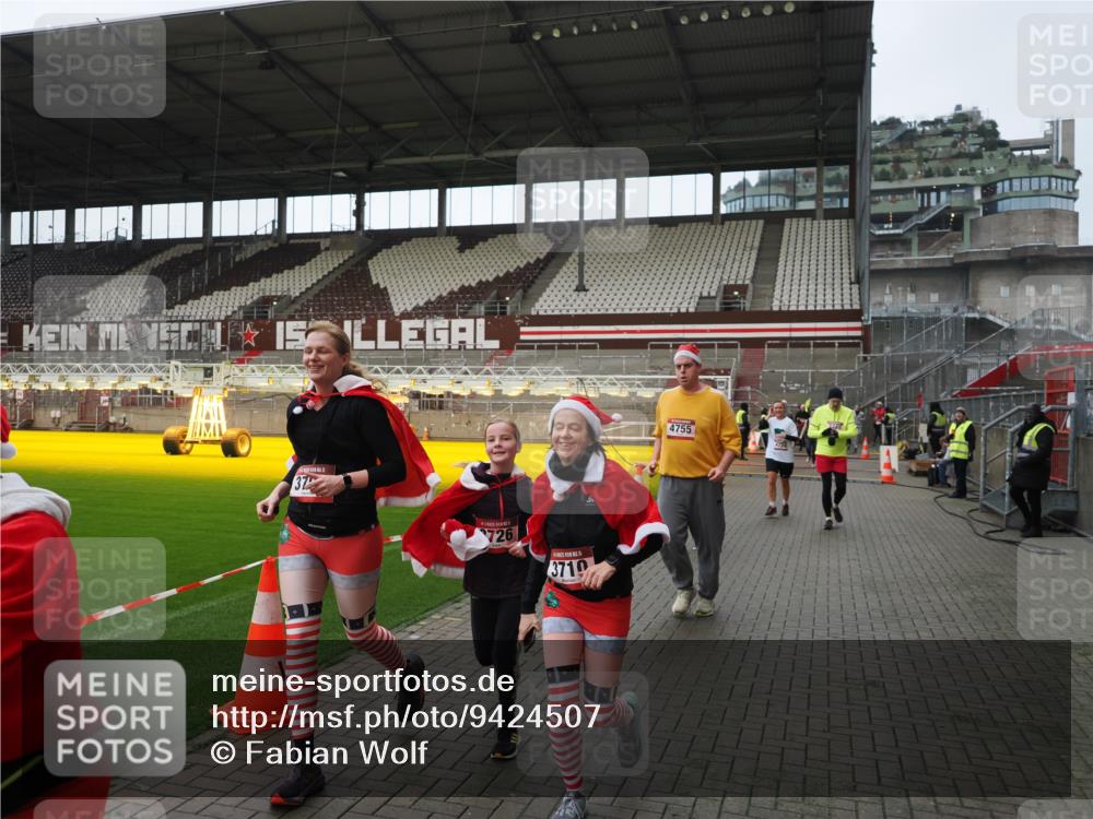 07.12.2025 - St. Pauli X-Mass-Run No. 15 Fabian Wolf http://msf.ph/oto/9424507 07.12.2025 12:07:34 Ziel 1959, 3348, 3666, 3708, 3709, 3710, 3711, 3726, 3728, 3818, 3819, 4724, 4755, 4786, 4791, 4792 meine-sportfotos.de