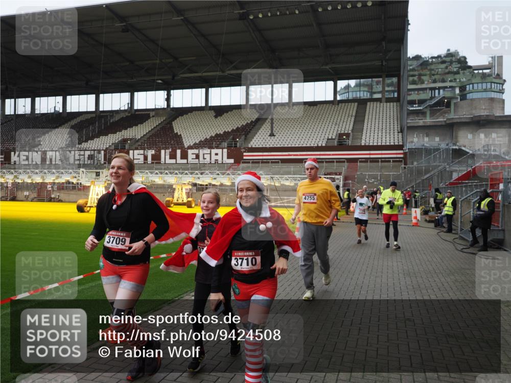 07.12.2025 - St. Pauli X-Mass-Run No. 15 Fabian Wolf http://msf.ph/oto/9424508 07.12.2025 12:07:34 Ziel 1959, 3348, 3666, 3708, 3709, 3710, 3711, 3726, 3728, 3818, 3819, 4724, 4755, 4786, 4791, 4792 meine-sportfotos.de