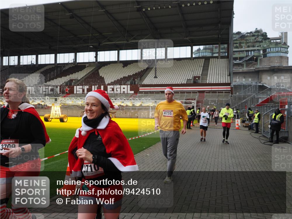 07.12.2025 - St. Pauli X-Mass-Run No. 15 Fabian Wolf http://msf.ph/oto/9424510 07.12.2025 12:07:35 Ziel 1959, 3348, 3666, 3708, 3709, 3710, 3711, 3726, 3728, 3818, 3819, 4724, 4755, 4786, 4791, 4792 meine-sportfotos.de