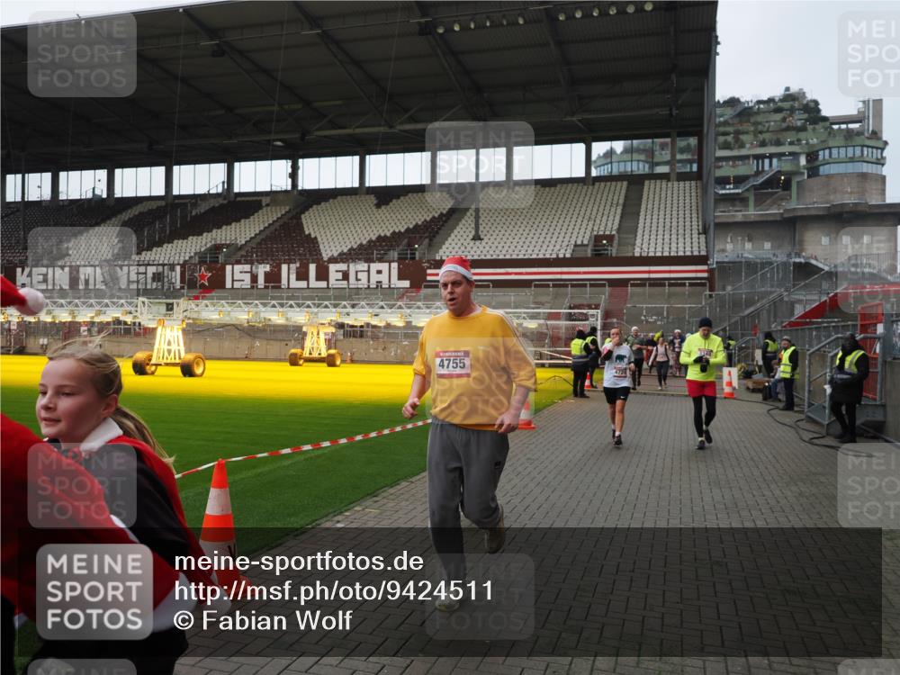 07.12.2025 - St. Pauli X-Mass-Run No. 15 Fabian Wolf http://msf.ph/oto/9424511 07.12.2025 12:07:35 Ziel 1959, 3348, 3666, 3708, 3709, 3710, 3711, 3726, 3728, 3818, 3819, 4724, 4755, 4786, 4791, 4792 meine-sportfotos.de