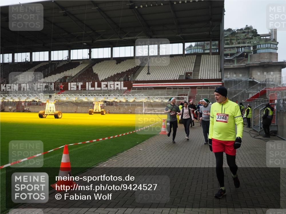 07.12.2025 - St. Pauli X-Mass-Run No. 15 Fabian Wolf http://msf.ph/oto/9424527 07.12.2025 12:07:40 Ziel 3348, 3460, 3666, 3667, 3691, 3708, 3709, 3710, 3711, 3726, 3728, 3739, 4210, 4332, 4724, 4730, 4755, 4786, 4791, 4792 meine-sportfotos.de