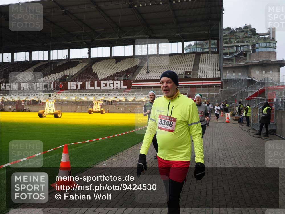 07.12.2025 - St. Pauli X-Mass-Run No. 15 Fabian Wolf http://msf.ph/oto/9424530 07.12.2025 12:07:41 Ziel 3348, 3460, 3666, 3667, 3691, 3708, 3709, 3710, 3711, 3726, 3739, 4210, 4332, 4724, 4730, 4755, 4786, 4791, 4792 meine-sportfotos.de