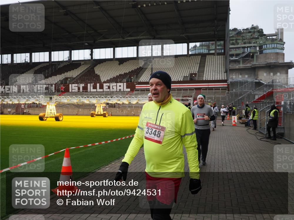 07.12.2025 - St. Pauli X-Mass-Run No. 15 Fabian Wolf http://msf.ph/oto/9424531 07.12.2025 12:07:42 Ziel 3348, 3460, 3666, 3667, 3691, 3708, 3709, 3710, 3711, 3726, 3739, 3816, 4210, 4332, 4724, 4730, 4755, 4786, 4791, 4792 meine-sportfotos.de