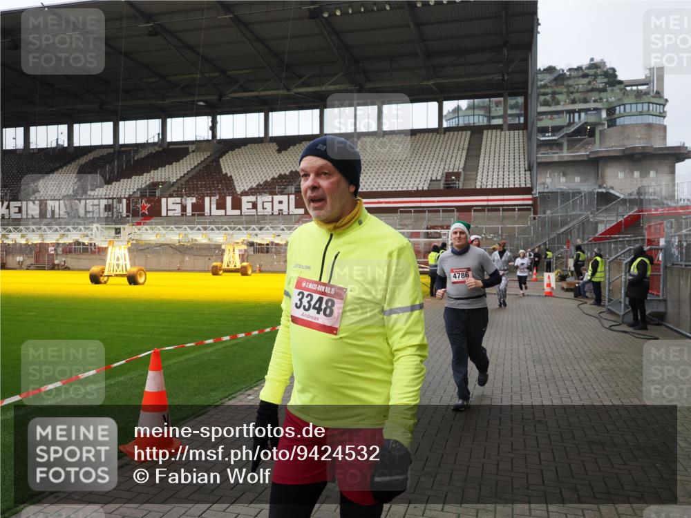 07.12.2025 - St. Pauli X-Mass-Run No. 15 Fabian Wolf http://msf.ph/oto/9424532 07.12.2025 12:07:42 Ziel 3348, 3460, 3666, 3667, 3691, 3708, 3709, 3710, 3711, 3726, 3739, 3816, 4210, 4332, 4724, 4730, 4755, 4786, 4791, 4792 meine-sportfotos.de