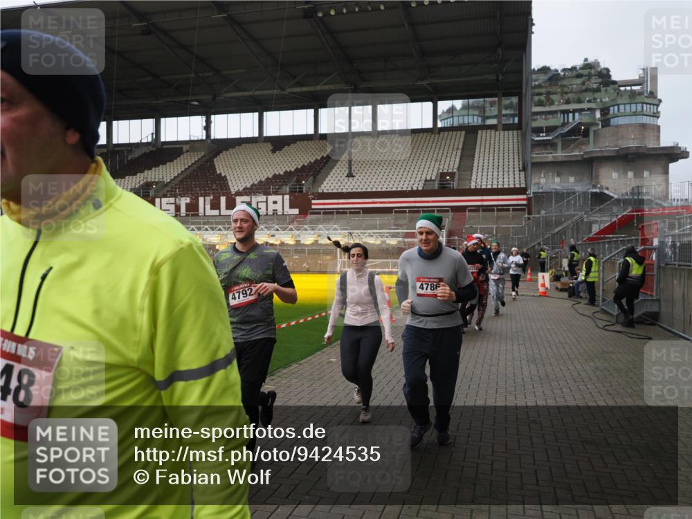 07.12.2025 - St. Pauli X-Mass-Run No. 15 Fabian Wolf http://msf.ph/oto/9424535 07.12.2025 12:07:42 Ziel 3348, 3460, 3666, 3667, 3691, 3708, 3709, 3710, 3711, 3726, 3739, 3816, 4210, 4332, 4724, 4730, 4755, 4786, 4791, 4792 meine-sportfotos.de
