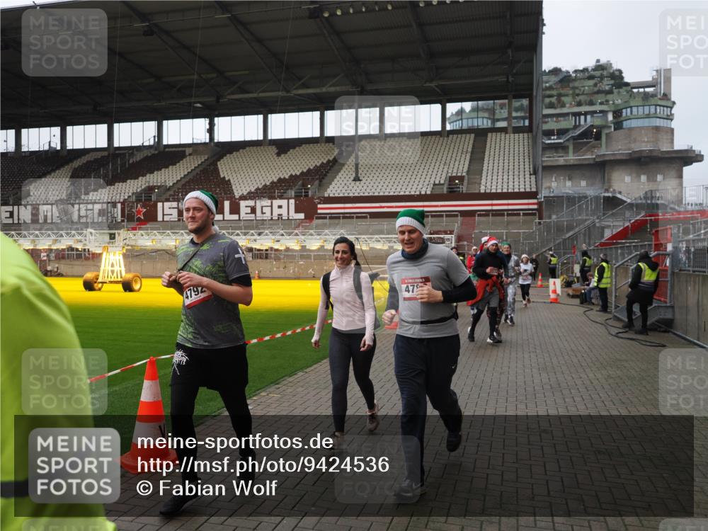 07.12.2025 - St. Pauli X-Mass-Run No. 15 Fabian Wolf http://msf.ph/oto/9424536 07.12.2025 12:07:43 Ziel 3348, 3460, 3666, 3667, 3691, 3709, 3710, 3726, 3739, 3816, 4210, 4332, 4724, 4730, 4755, 4786, 4791, 4792 meine-sportfotos.de