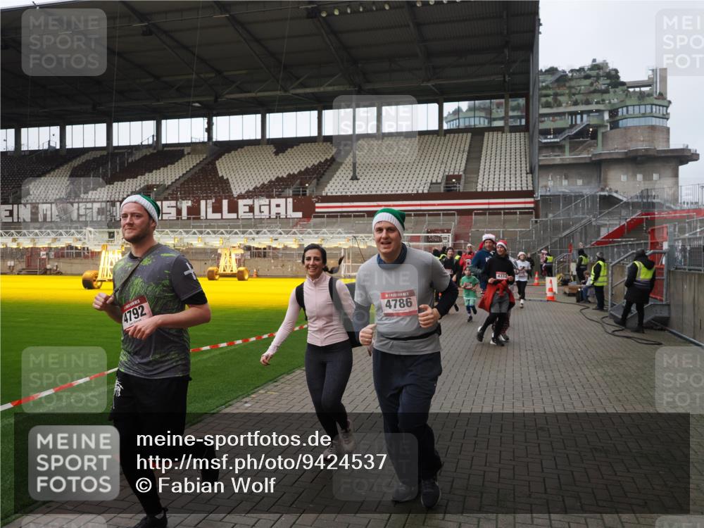 07.12.2025 - St. Pauli X-Mass-Run No. 15 Fabian Wolf http://msf.ph/oto/9424537 07.12.2025 12:07:43 Ziel 3348, 3460, 3666, 3667, 3691, 3709, 3710, 3726, 3739, 3816, 4210, 4332, 4724, 4730, 4755, 4786, 4791, 4792 meine-sportfotos.de