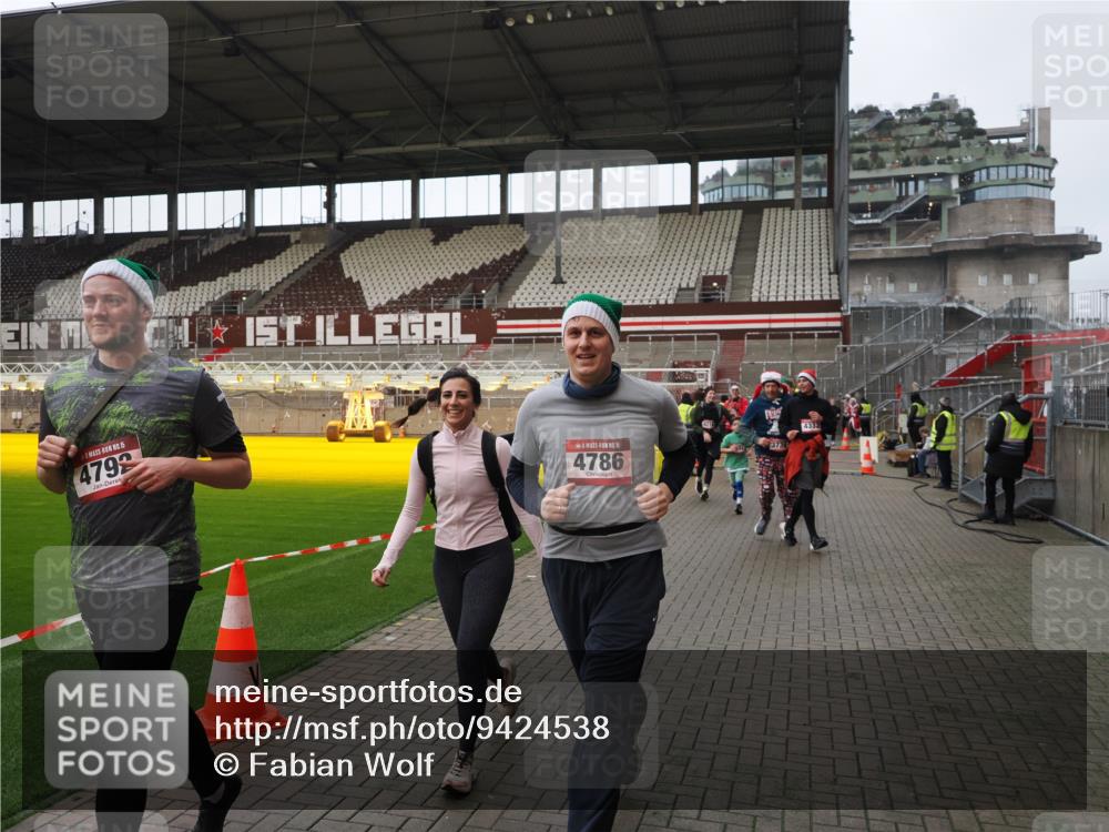 07.12.2025 - St. Pauli X-Mass-Run No. 15 Fabian Wolf http://msf.ph/oto/9424538 07.12.2025 12:07:43 Ziel 3348, 3460, 3666, 3667, 3691, 3709, 3710, 3726, 3739, 3816, 4210, 4332, 4724, 4730, 4755, 4786, 4791, 4792 meine-sportfotos.de