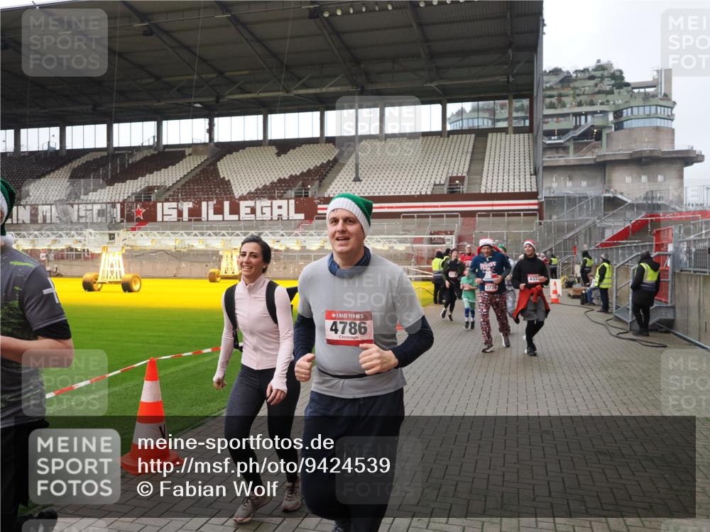 07.12.2025 - St. Pauli X-Mass-Run No. 15 Fabian Wolf http://msf.ph/oto/9424539 07.12.2025 12:07:43 Ziel 3348, 3460, 3666, 3667, 3691, 3709, 3710, 3726, 3739, 3816, 4210, 4332, 4724, 4730, 4755, 4786, 4791, 4792 meine-sportfotos.de