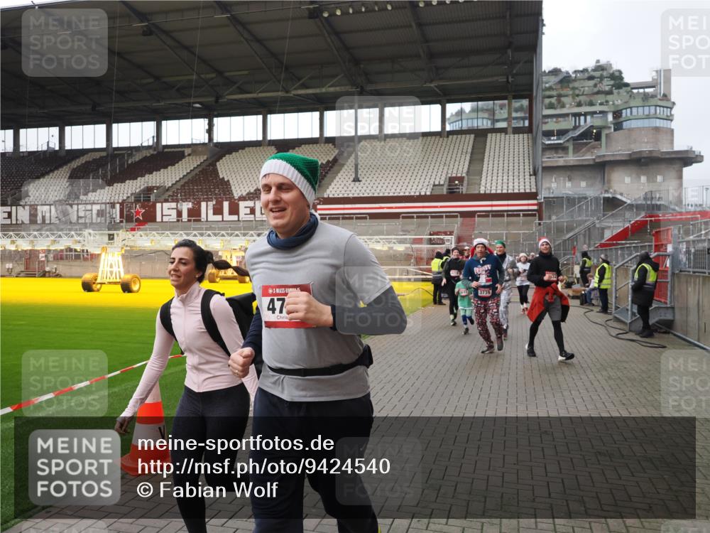 07.12.2025 - St. Pauli X-Mass-Run No. 15 Fabian Wolf http://msf.ph/oto/9424540 07.12.2025 12:07:43 Ziel 3348, 3460, 3666, 3667, 3691, 3709, 3710, 3726, 3739, 3816, 4210, 4332, 4724, 4730, 4755, 4786, 4791, 4792 meine-sportfotos.de