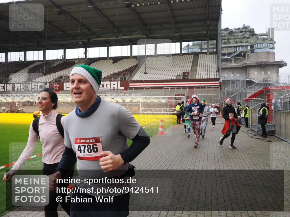 07.12.2025 - St. Pauli X-Mass-Run No. 15 Fabian Wolf http://msf.ph/oto/9424541 07.12.2025 12:07:44 Ziel 3348, 3460, 3666, 3667, 3691, 3726, 3739, 3816, 4210, 4332, 4724, 4730, 4755, 4786, 4791, 4792 meine-sportfotos.de