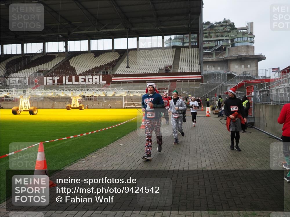07.12.2025 - St. Pauli X-Mass-Run No. 15 Fabian Wolf http://msf.ph/oto/9424542 07.12.2025 12:07:45 Ziel 3348, 3460, 3666, 3667, 3691, 3739, 3816, 4210, 4332, 4724, 4730, 4755, 4786, 4791, 4792 meine-sportfotos.de
