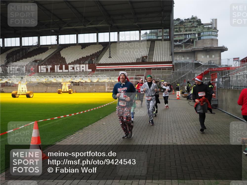 07.12.2025 - St. Pauli X-Mass-Run No. 15 Fabian Wolf http://msf.ph/oto/9424543 07.12.2025 12:07:45 Ziel 3348, 3460, 3666, 3667, 3691, 3739, 3816, 4210, 4332, 4724, 4730, 4755, 4786, 4791, 4792 meine-sportfotos.de