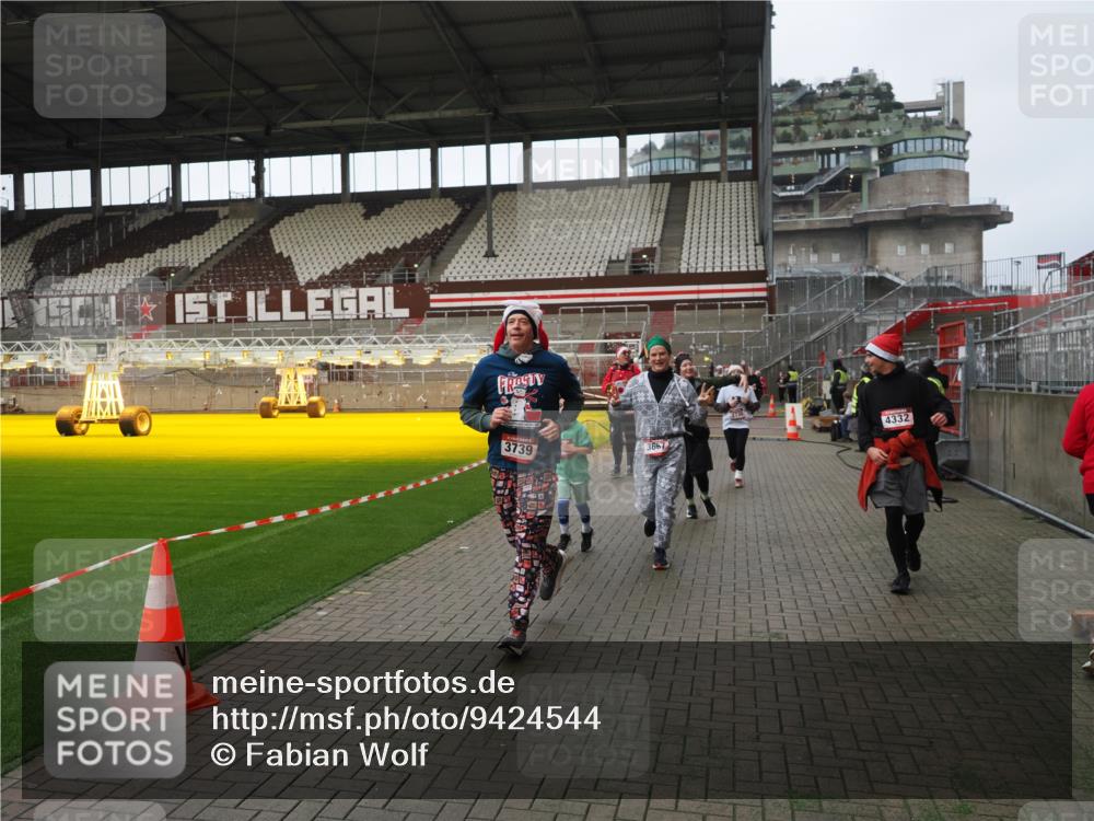 07.12.2025 - St. Pauli X-Mass-Run No. 15 Fabian Wolf http://msf.ph/oto/9424544 07.12.2025 12:07:45 Ziel 3348, 3460, 3666, 3667, 3691, 3739, 3816, 4210, 4332, 4724, 4730, 4755, 4786, 4791, 4792 meine-sportfotos.de