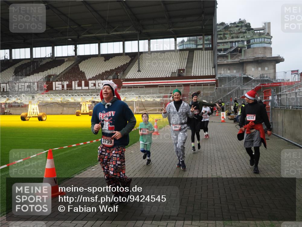 07.12.2025 - St. Pauli X-Mass-Run No. 15 Fabian Wolf http://msf.ph/oto/9424545 07.12.2025 12:07:46 Ziel 3348, 3460, 3666, 3667, 3691, 3739, 3816, 4210, 4332, 4724, 4730, 4755, 4786, 4791, 4792 meine-sportfotos.de