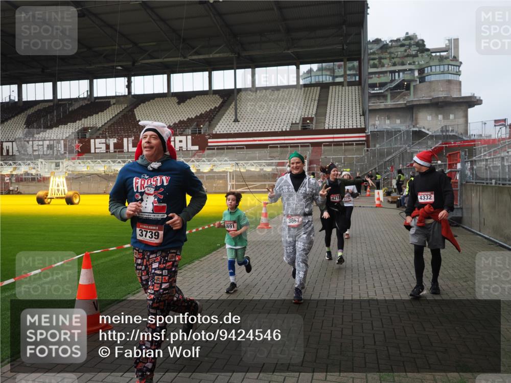 07.12.2025 - St. Pauli X-Mass-Run No. 15 Fabian Wolf http://msf.ph/oto/9424546 07.12.2025 12:07:46 Ziel 3348, 3460, 3666, 3667, 3691, 3739, 3816, 4210, 4332, 4724, 4730, 4755, 4786, 4791, 4792 meine-sportfotos.de