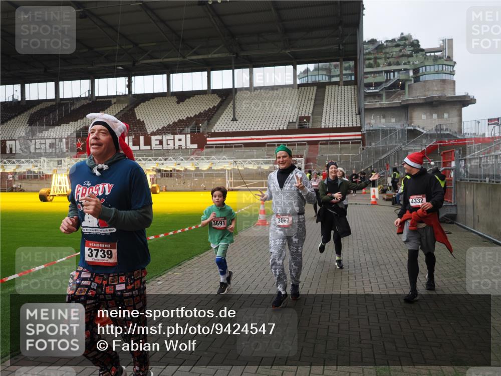 07.12.2025 - St. Pauli X-Mass-Run No. 15 Fabian Wolf http://msf.ph/oto/9424547 07.12.2025 12:07:46 Ziel 3348, 3460, 3666, 3667, 3691, 3739, 3816, 4210, 4332, 4724, 4730, 4755, 4786, 4791, 4792 meine-sportfotos.de
