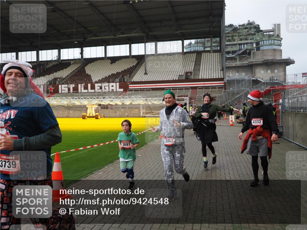 07.12.2025 - St. Pauli X-Mass-Run No. 15 Fabian Wolf http://msf.ph/oto/9424548 07.12.2025 12:07:46 Ziel 3348, 3460, 3666, 3667, 3691, 3739, 3816, 4210, 4332, 4724, 4730, 4755, 4786, 4791, 4792 meine-sportfotos.de