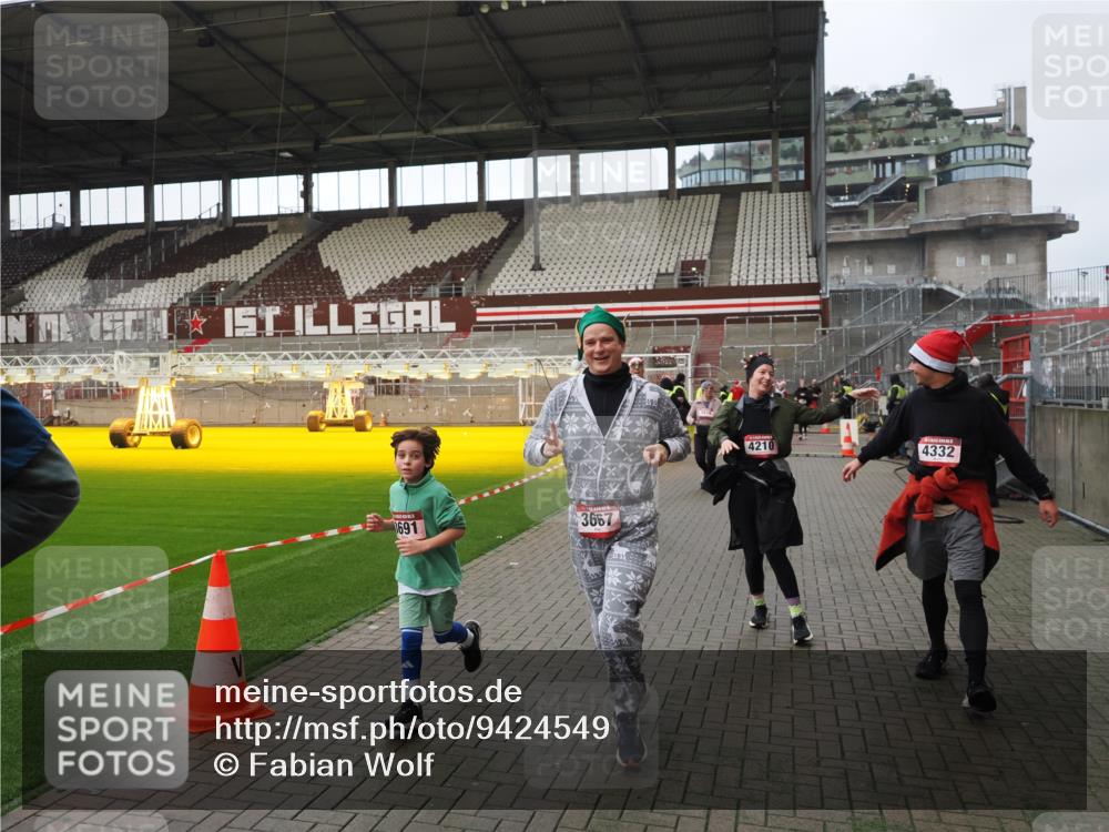 07.12.2025 - St. Pauli X-Mass-Run No. 15 Fabian Wolf http://msf.ph/oto/9424549 07.12.2025 12:07:46 Ziel 3348, 3460, 3666, 3667, 3691, 3739, 3816, 4210, 4332, 4724, 4730, 4755, 4786, 4791, 4792 meine-sportfotos.de