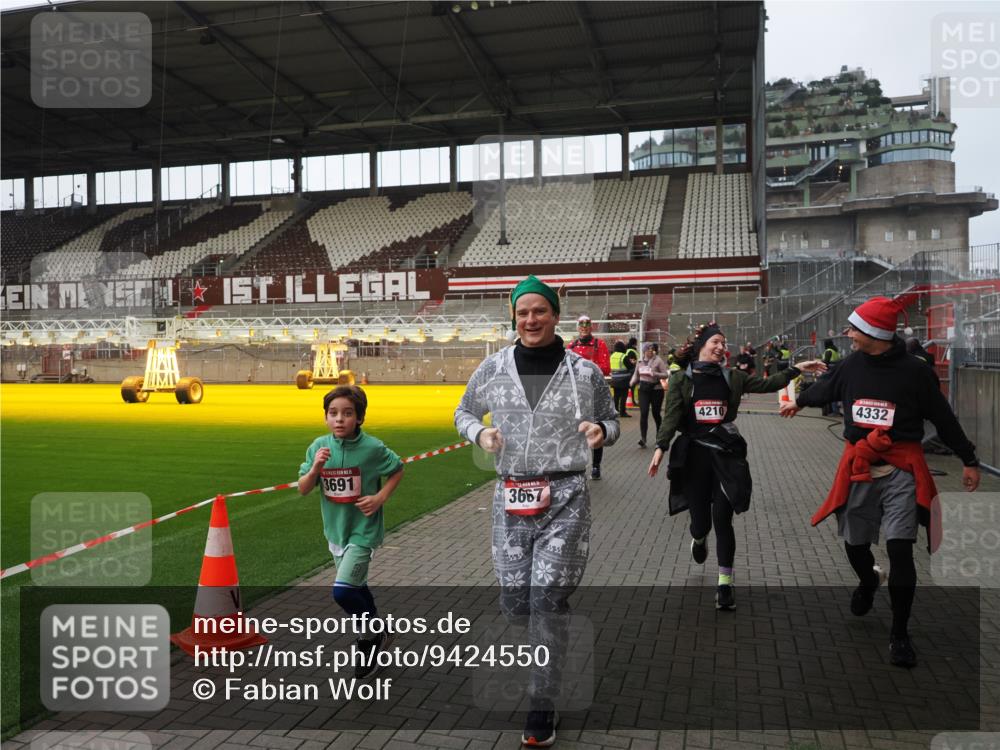 07.12.2025 - St. Pauli X-Mass-Run No. 15 Fabian Wolf http://msf.ph/oto/9424550 07.12.2025 12:07:47 Ziel 849, 850, 3348, 3460, 3666, 3667, 3691, 3739, 3816, 4210, 4332, 4724, 4730, 4786, 4791, 4792 meine-sportfotos.de