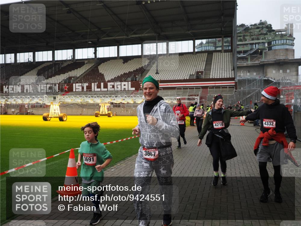 07.12.2025 - St. Pauli X-Mass-Run No. 15 Fabian Wolf http://msf.ph/oto/9424551 07.12.2025 12:07:47 Ziel 849, 850, 3348, 3460, 3666, 3667, 3691, 3739, 3816, 4210, 4332, 4724, 4730, 4786, 4791, 4792 meine-sportfotos.de