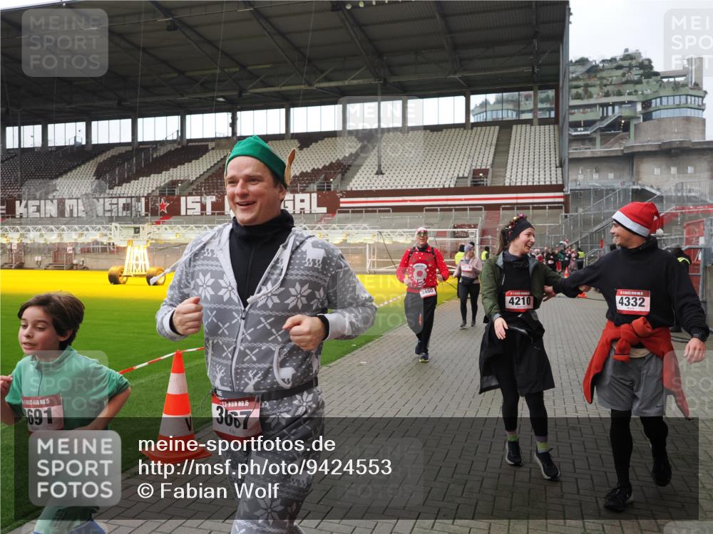 07.12.2025 - St. Pauli X-Mass-Run No. 15 Fabian Wolf http://msf.ph/oto/9424553 07.12.2025 12:07:47 Ziel 849, 850, 3348, 3460, 3666, 3667, 3691, 3739, 3816, 4210, 4332, 4724, 4730, 4786, 4791, 4792 meine-sportfotos.de