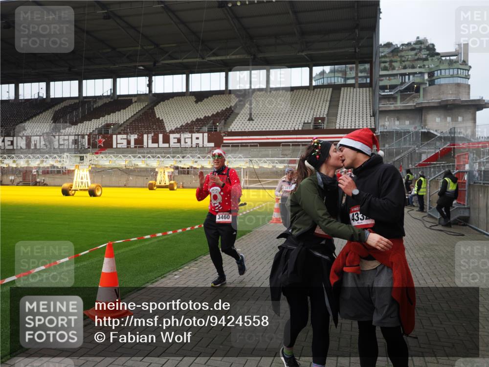 07.12.2025 - St. Pauli X-Mass-Run No. 15 Fabian Wolf http://msf.ph/oto/9424558 07.12.2025 12:07:48 Ziel 849, 850, 3460, 3666, 3667, 3691, 3739, 3816, 4210, 4332, 4724, 4730, 4786, 4791, 4792 meine-sportfotos.de
