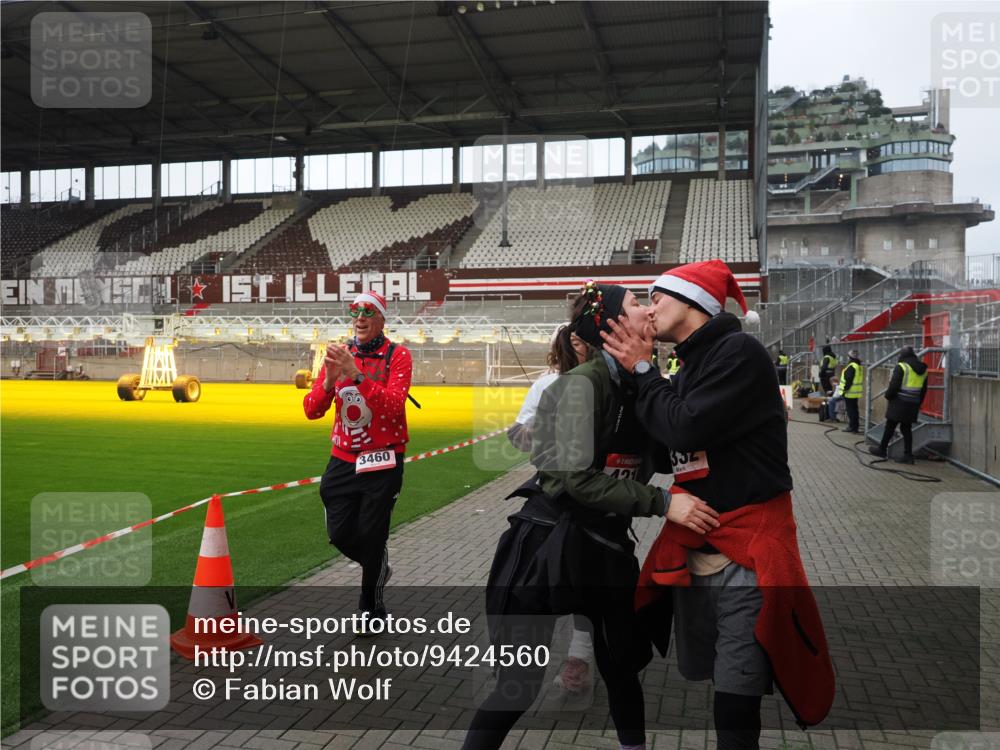 07.12.2025 - St. Pauli X-Mass-Run No. 15 Fabian Wolf http://msf.ph/oto/9424560 07.12.2025 12:07:49 Ziel 849, 850, 3460, 3666, 3667, 3691, 3739, 3816, 3898, 3899, 4035, 4210, 4332, 4724, 4730, 4786, 4791, 4792 meine-sportfotos.de