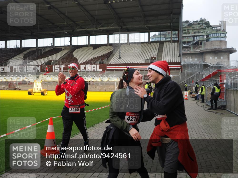 07.12.2025 - St. Pauli X-Mass-Run No. 15 Fabian Wolf http://msf.ph/oto/9424561 07.12.2025 12:07:49 Ziel 849, 850, 3460, 3666, 3667, 3691, 3739, 3816, 3898, 3899, 4035, 4210, 4332, 4724, 4730, 4786, 4791, 4792 meine-sportfotos.de