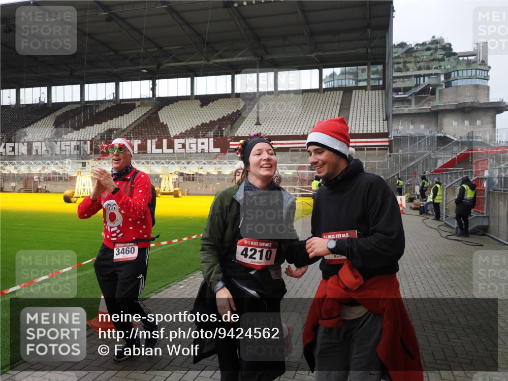 07.12.2025 - St. Pauli X-Mass-Run No. 15 Fabian Wolf http://msf.ph/oto/9424562 07.12.2025 12:07:49 Ziel 849, 850, 3460, 3666, 3667, 3691, 3739, 3816, 3898, 3899, 4035, 4210, 4332, 4724, 4730, 4786, 4791, 4792 meine-sportfotos.de