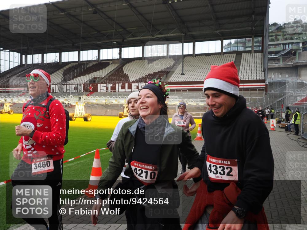 07.12.2025 - St. Pauli X-Mass-Run No. 15 Fabian Wolf http://msf.ph/oto/9424564 07.12.2025 12:07:50 Ziel 587, 849, 850, 1899, 3460, 3666, 3667, 3691, 3739, 3816, 3898, 3899, 4035, 4210, 4332, 4730, 4786, 4791, 4792 meine-sportfotos.de