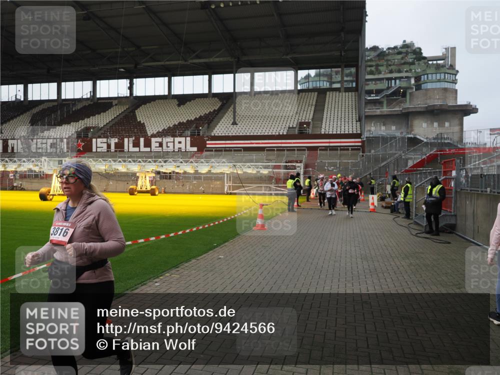 07.12.2025 - St. Pauli X-Mass-Run No. 15 Fabian Wolf http://msf.ph/oto/9424566 07.12.2025 12:07:51 Ziel 587, 849, 850, 1899, 3460, 3666, 3667, 3691, 3739, 3816, 3898, 3899, 4035, 4210, 4332, 4730, 4786, 4791, 4792 meine-sportfotos.de