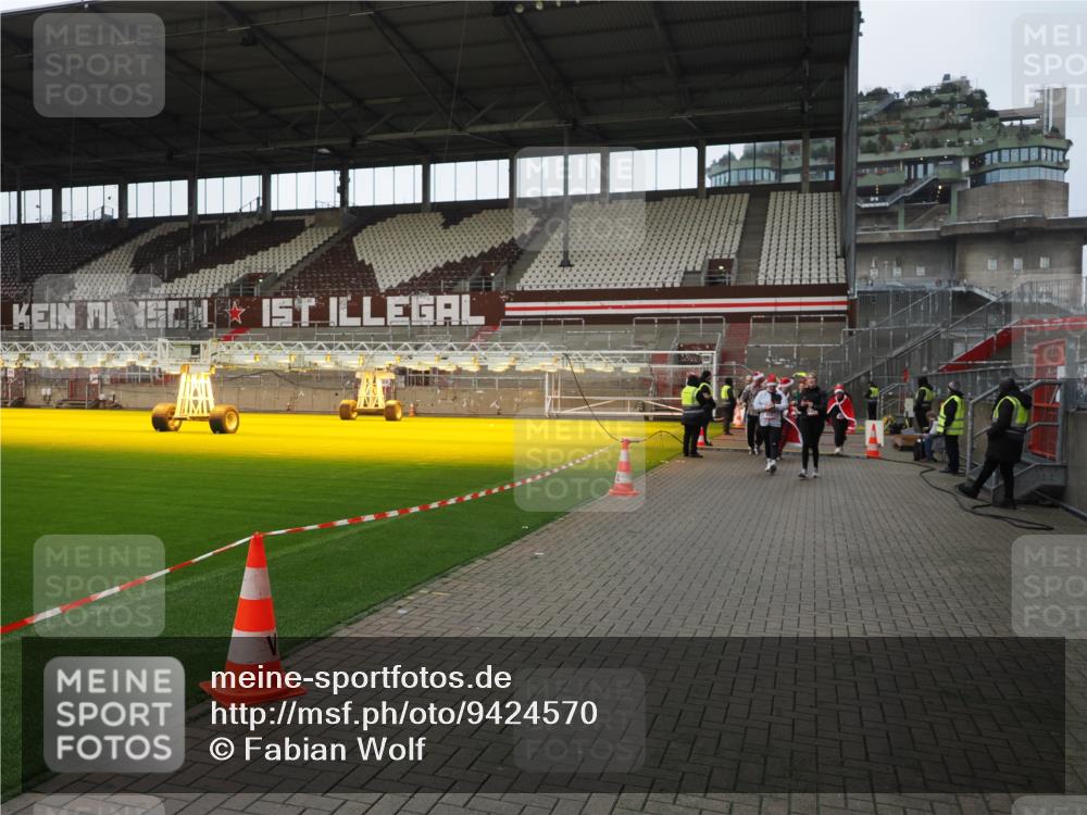 07.12.2025 - St. Pauli X-Mass-Run No. 15 Fabian Wolf http://msf.ph/oto/9424570 07.12.2025 12:07:52 Ziel 587, 849, 850, 1899, 3460, 3667, 3668, 3691, 3739, 3816, 3898, 3899, 4035, 4210, 4332, 4393, 4395, 4730, 4786, 4791, 4792 meine-sportfotos.de