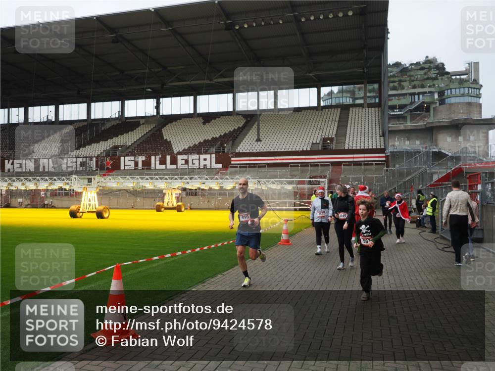 07.12.2025 - St. Pauli X-Mass-Run No. 15 Fabian Wolf http://msf.ph/oto/9424578 07.12.2025 12:07:57 Ziel 587, 849, 850, 1899, 2953, 2954, 3460, 3667, 3668, 3691, 3739, 3816, 3898, 3899, 4035, 4210, 4332, 4393, 4395, 4722, 4730 meine-sportfotos.de