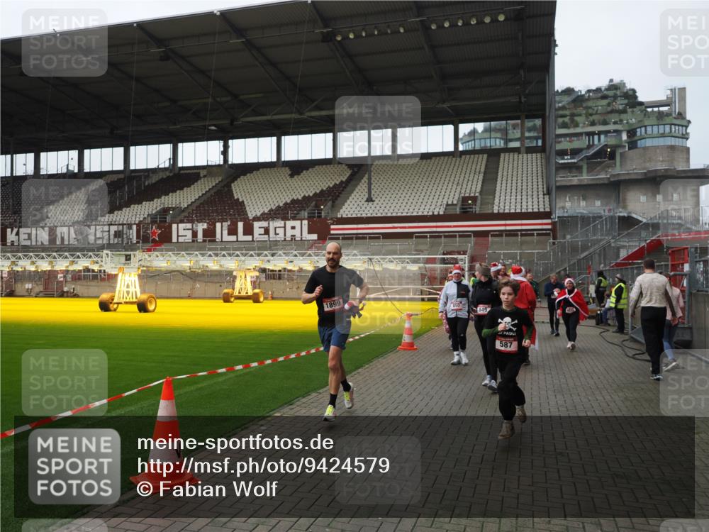07.12.2025 - St. Pauli X-Mass-Run No. 15 Fabian Wolf http://msf.ph/oto/9424579 07.12.2025 12:07:57 Ziel 587, 849, 850, 1899, 2953, 2954, 3460, 3667, 3668, 3691, 3739, 3816, 3898, 3899, 4035, 4210, 4332, 4393, 4395, 4722, 4730 meine-sportfotos.de
