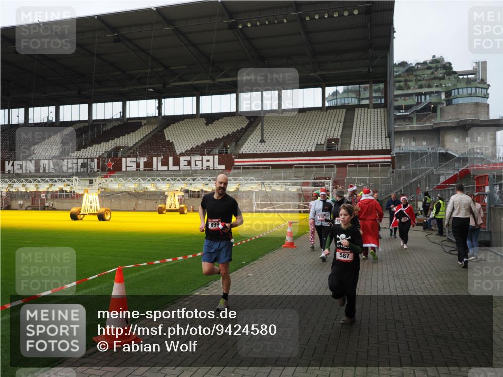 07.12.2025 - St. Pauli X-Mass-Run No. 15 Fabian Wolf http://msf.ph/oto/9424580 07.12.2025 12:07:57 Ziel 587, 849, 850, 1899, 2953, 2954, 3460, 3667, 3668, 3691, 3739, 3816, 3898, 3899, 4035, 4210, 4332, 4393, 4395, 4722, 4730 meine-sportfotos.de