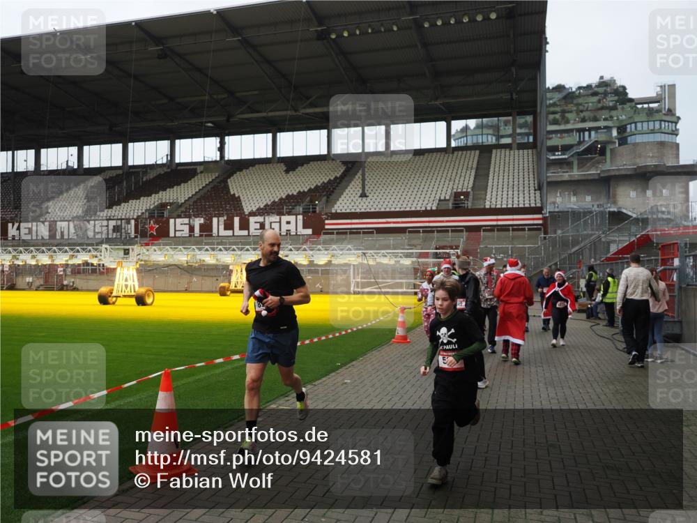 07.12.2025 - St. Pauli X-Mass-Run No. 15 Fabian Wolf http://msf.ph/oto/9424581 07.12.2025 12:07:57 Ziel 587, 849, 850, 1899, 2953, 2954, 3460, 3667, 3668, 3691, 3739, 3816, 3898, 3899, 4035, 4210, 4332, 4393, 4395, 4722, 4730 meine-sportfotos.de